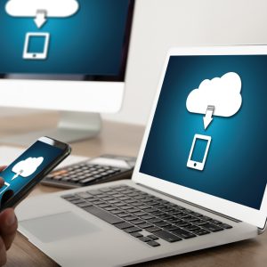 Imagine cu un telefon și simboluri care indică recuperarea datelor