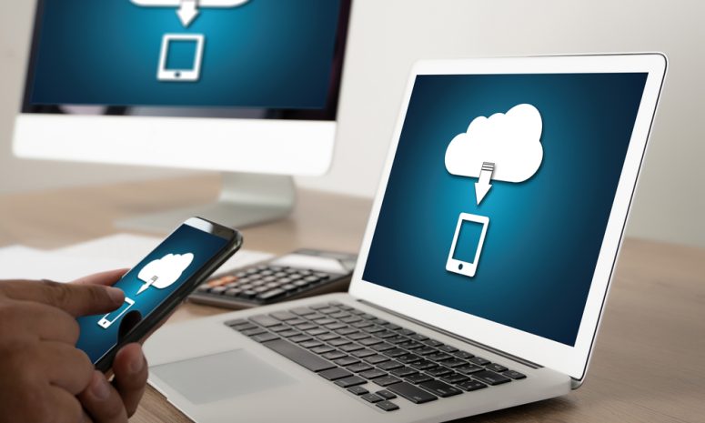 Imagine cu un telefon și simboluri care indică recuperarea datelor